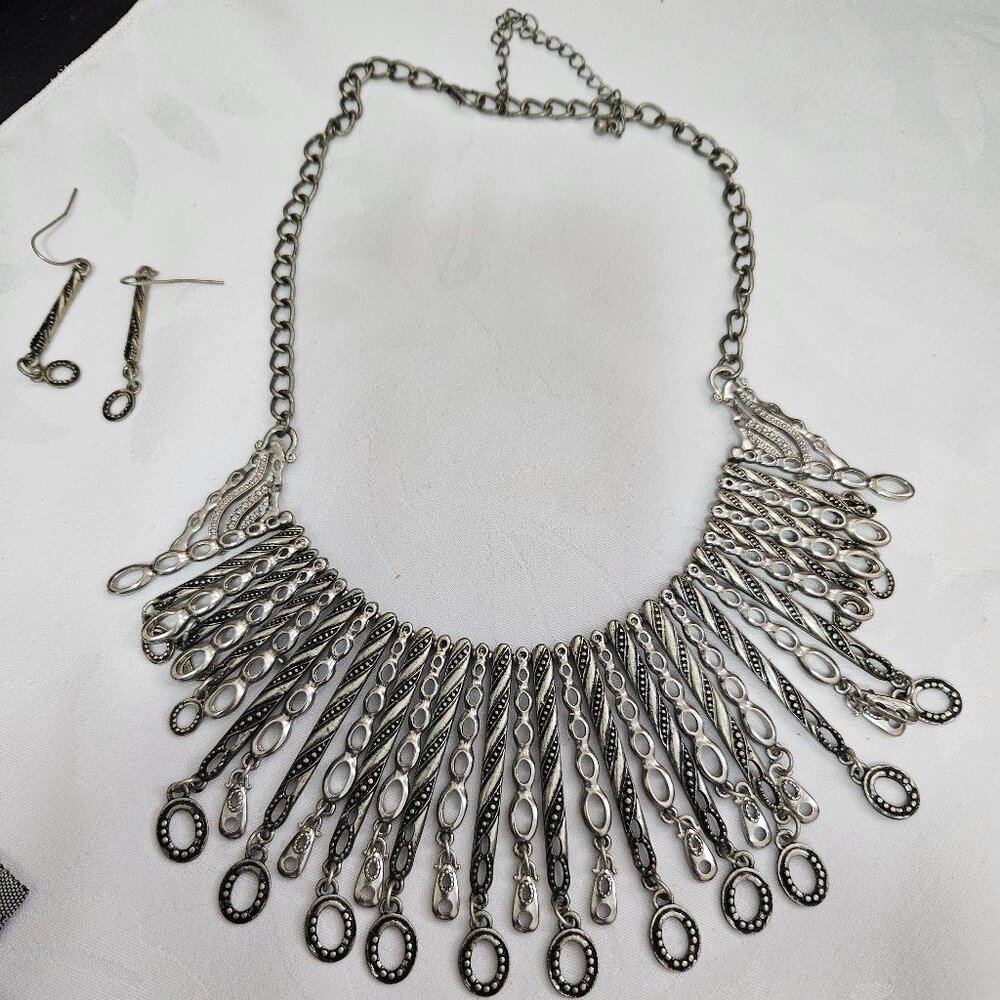 Statement necklace and earrings set